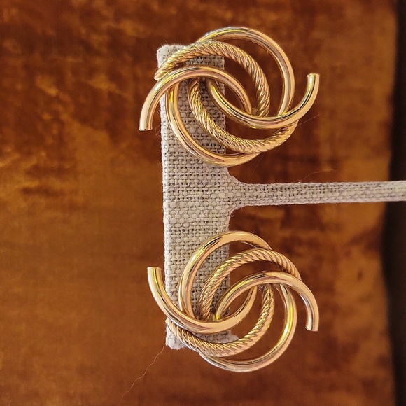 Beautiful golden half hoops smooth and ribbed in swirl pattern 1.5" size - Picture 1 of 5